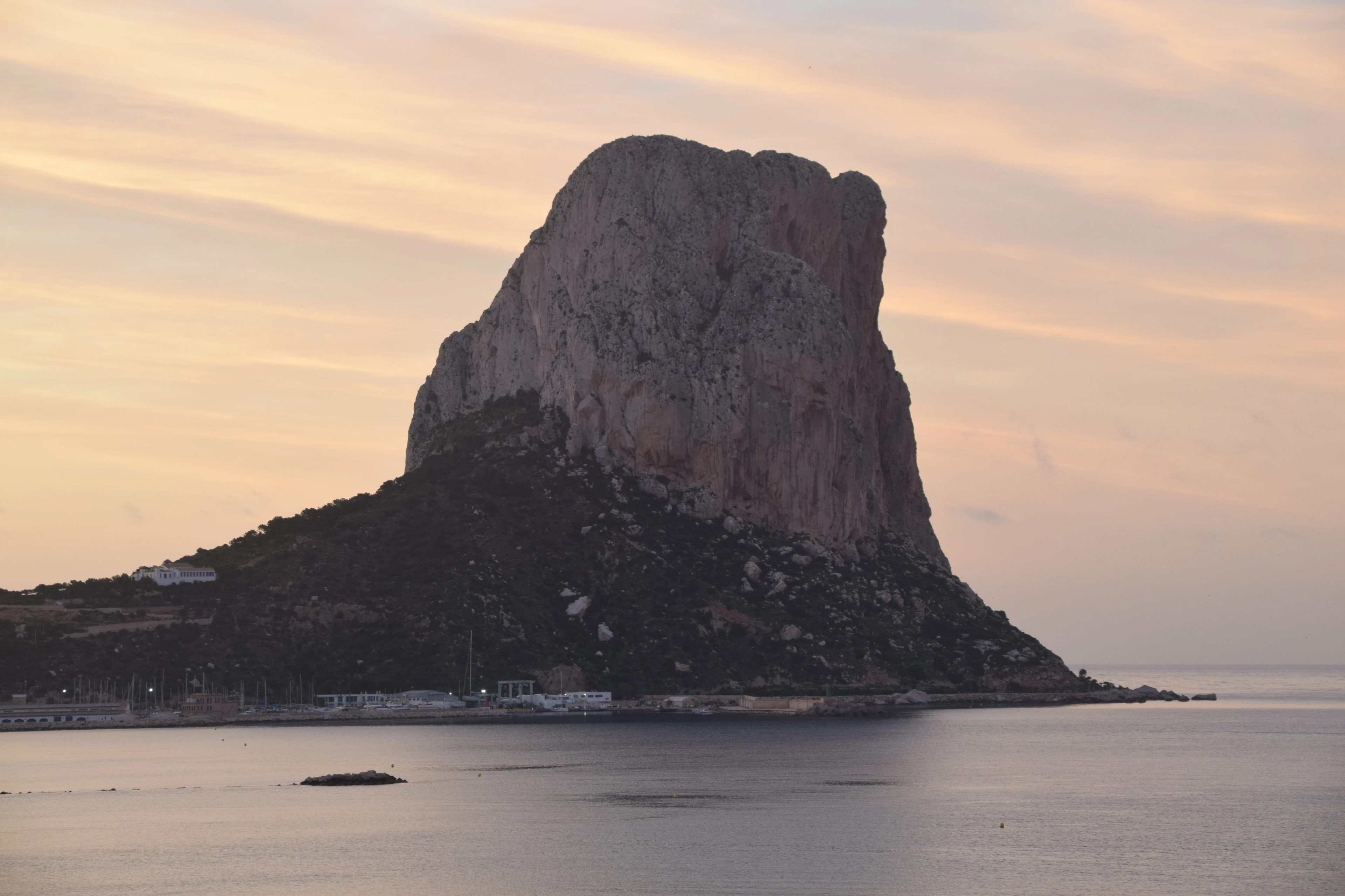 Скала Peñón de Ifach в Кальпе на закате — известняковый монолит 332 метра, поднимающийся прямо из Средиземного моря