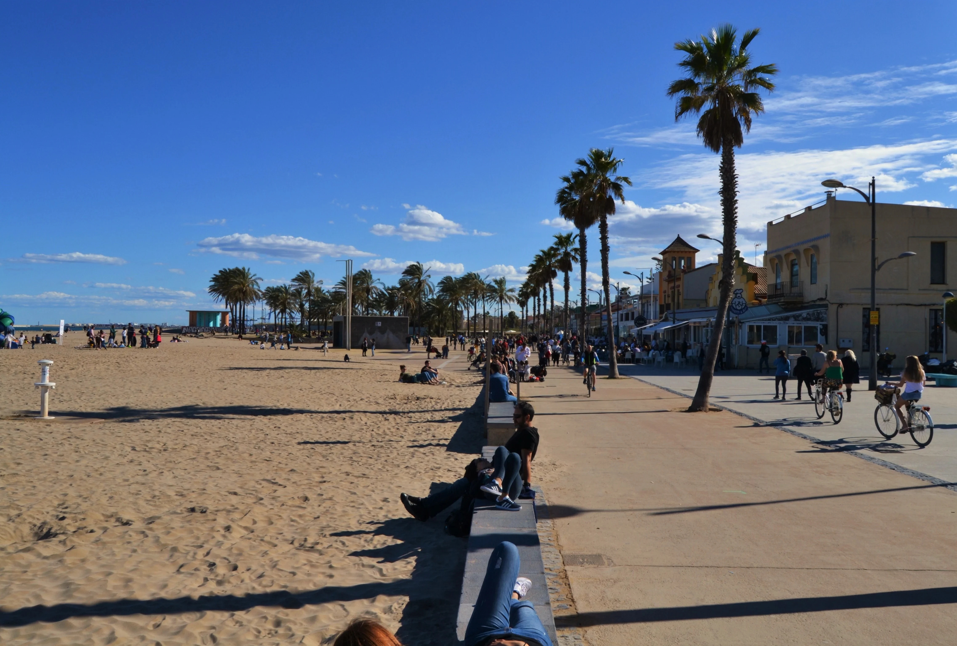 Семейное воскресенье на пляже Патакона в Альборае: золотой песок, зонтики и спокойное Средиземное море