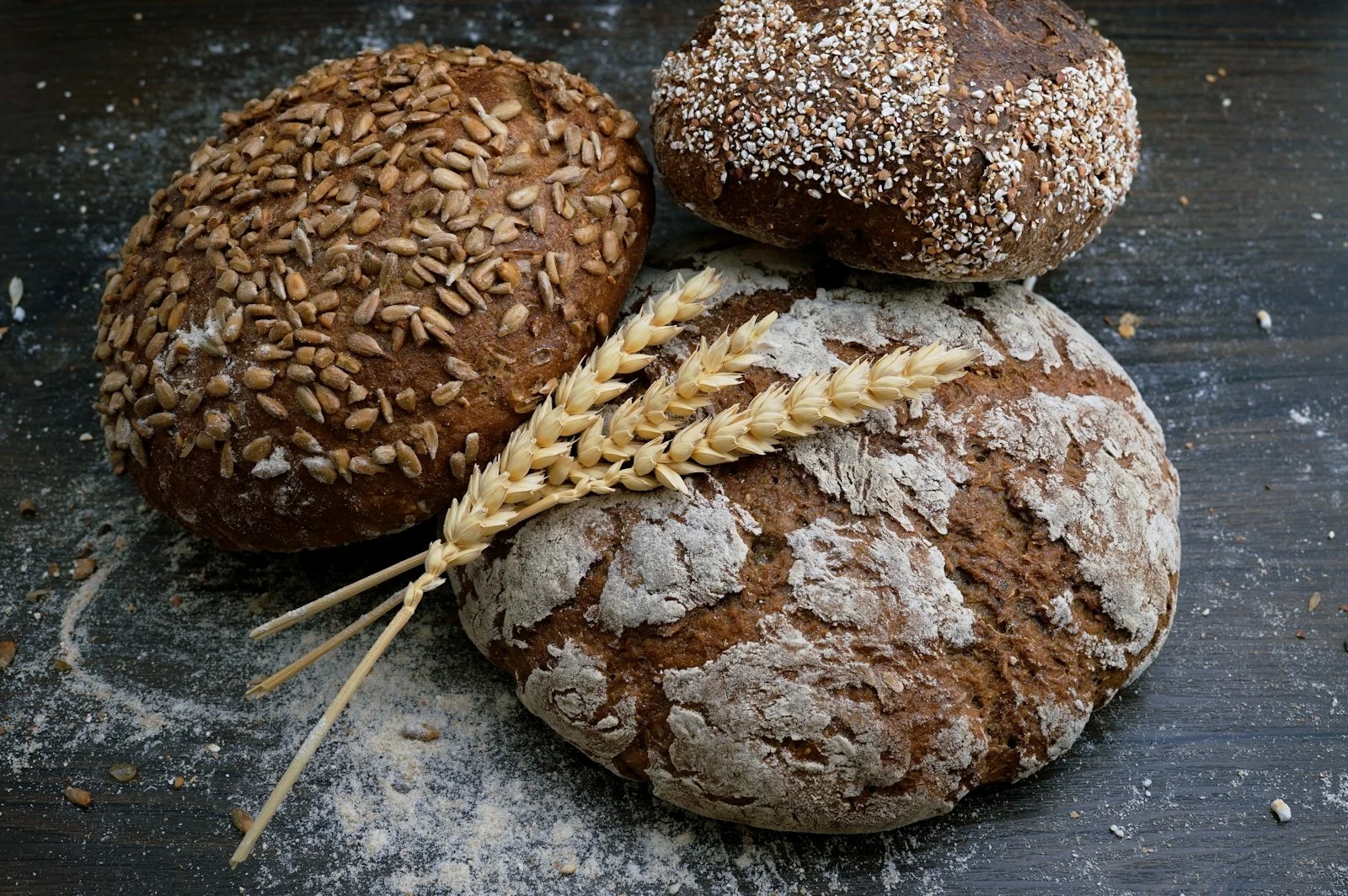 Тёмные ржаные хлеба с семечками и колосьями пшеницы — продукты, за которыми идут в русские магазины Валенсии
