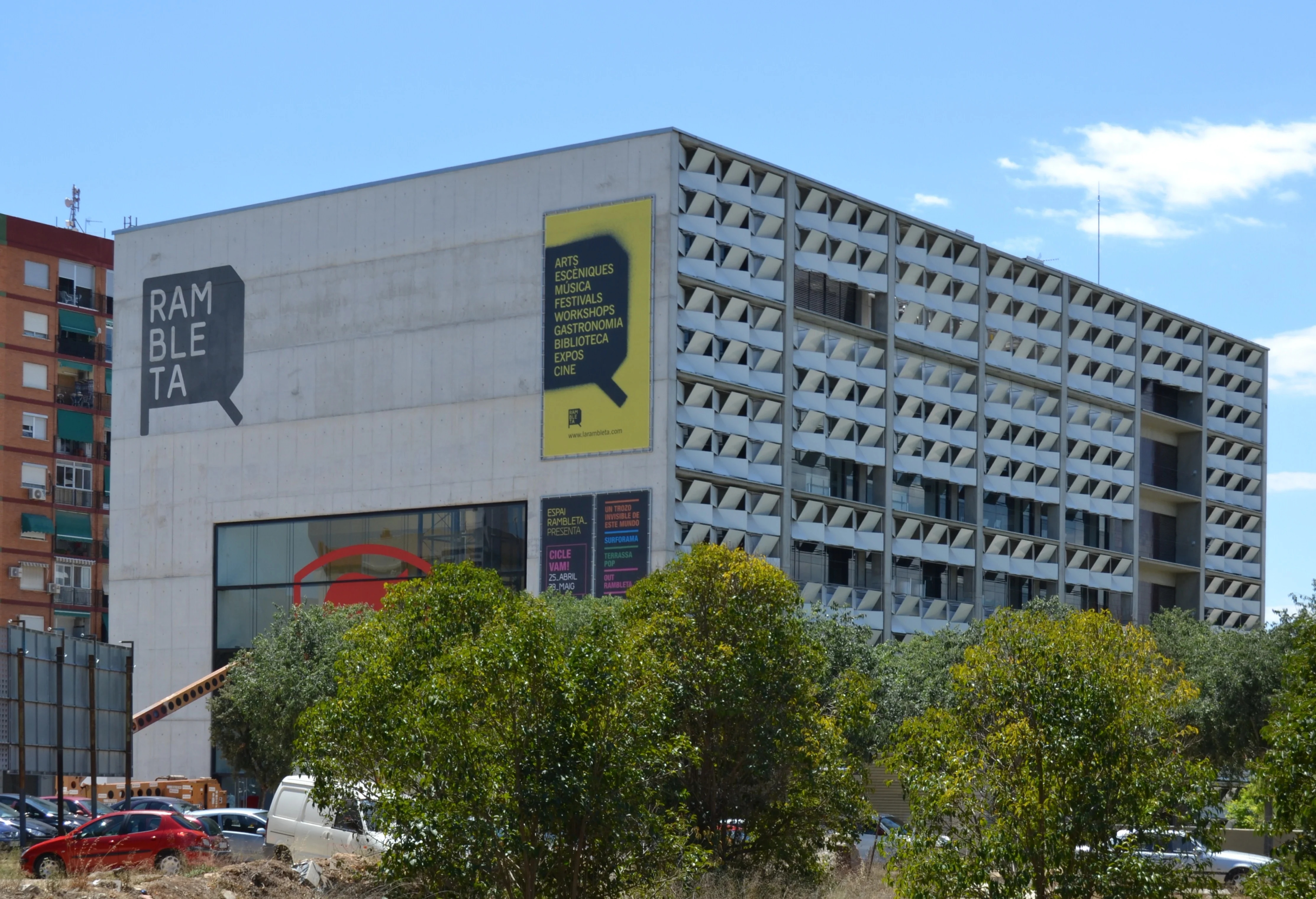 Здание культурного центра La Rambleta в Валенсии, главная площадка русских гастролей