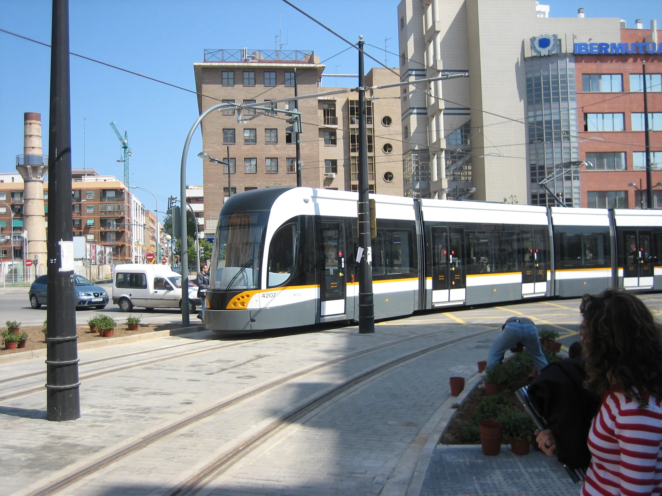 Поезд Metrovalencia и пассажиры на станции València, где действуют льготы на транспорт до июня 2026