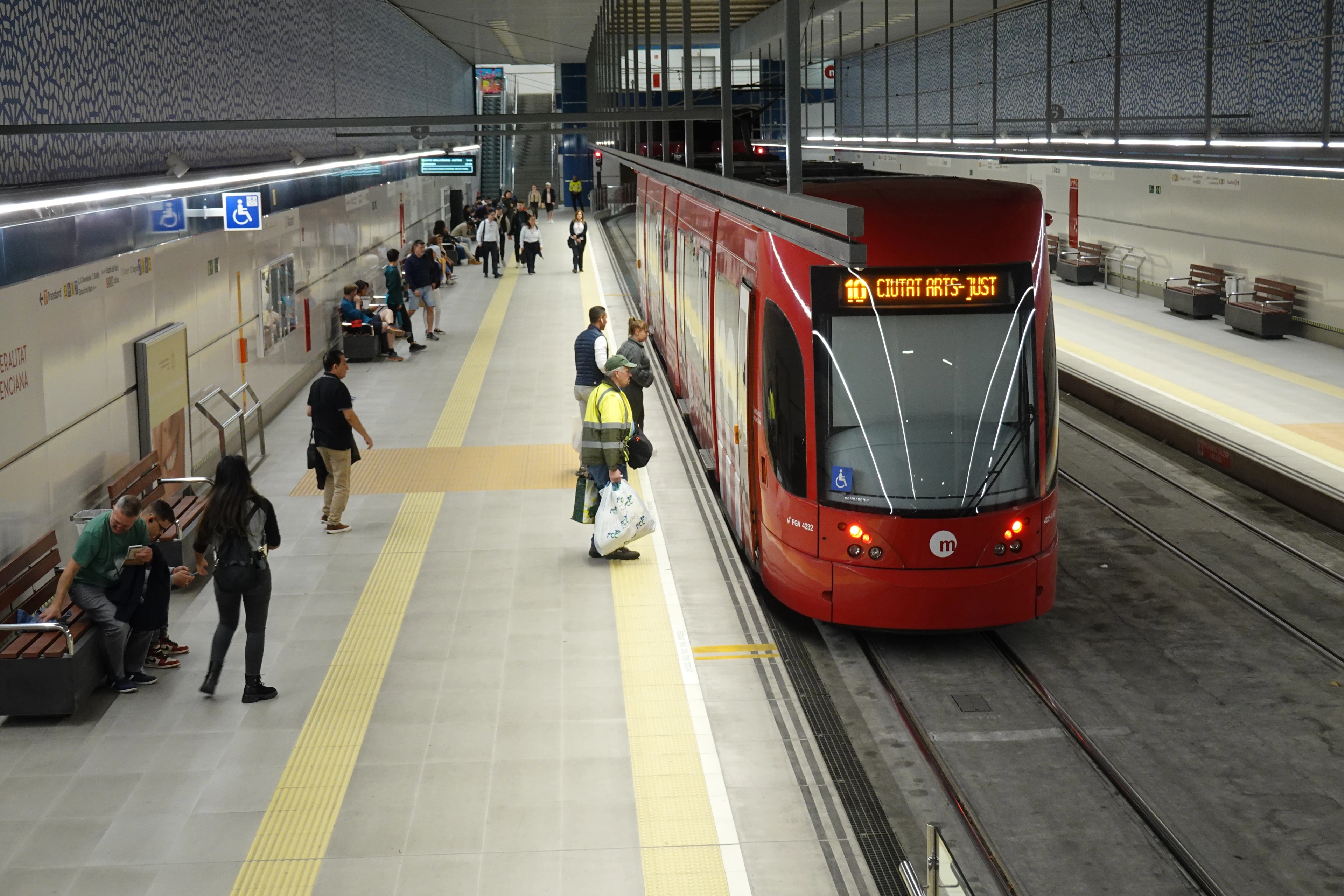 Поезд Metrovalencia на станции в València во время обычного городского движения