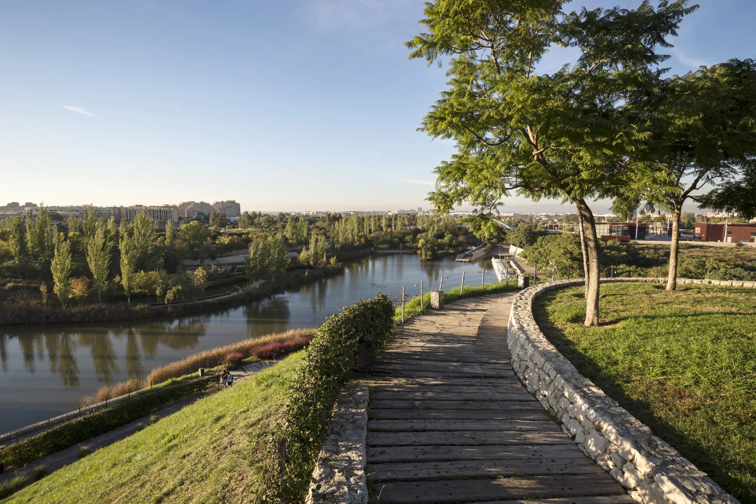 Parque de Cabecera в Валенсии на закате: дорожка у озера и холм — место открытия фестиваля 10 Sentidos 2026