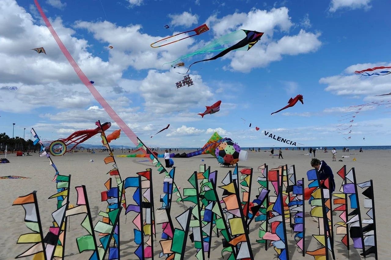 Гигантские воздушные змеи и баннер «I LOVE VALENCIA» над пляжем Кабаньяль во время Festival de Cometas — фото предыдущей редакции