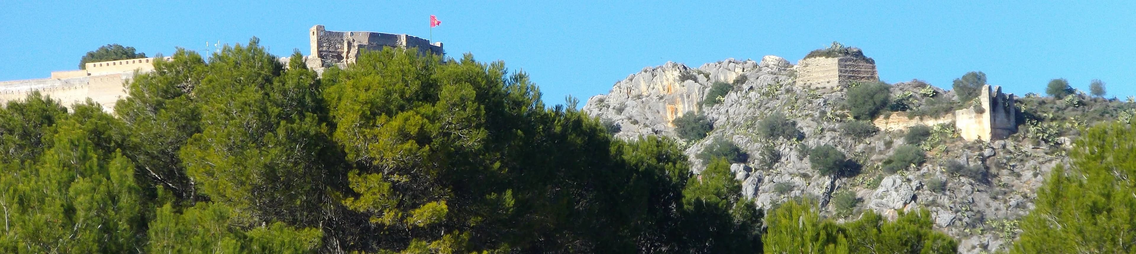 Панорамный вид на двойной замок Хативы — Castell Major и Castell Menor — с холмов Бискерта над долиной