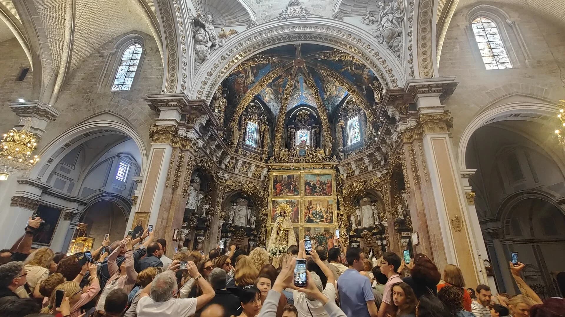 Традиционный traslado статуи Виргéн дельос Десампарадос из Базилики в Кафедральный собор Валенсии 10 мая