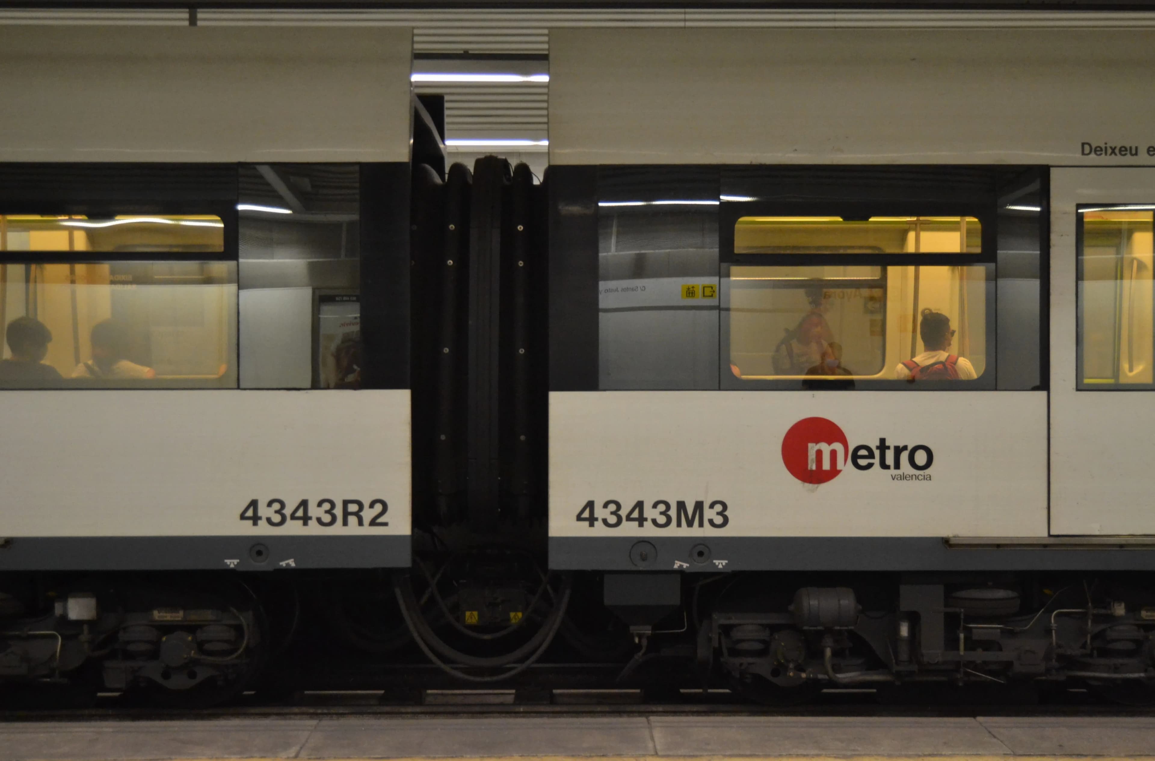 Поезд Metrovalencia на станции в València перед летними работами на линиях 1, 5 и 7