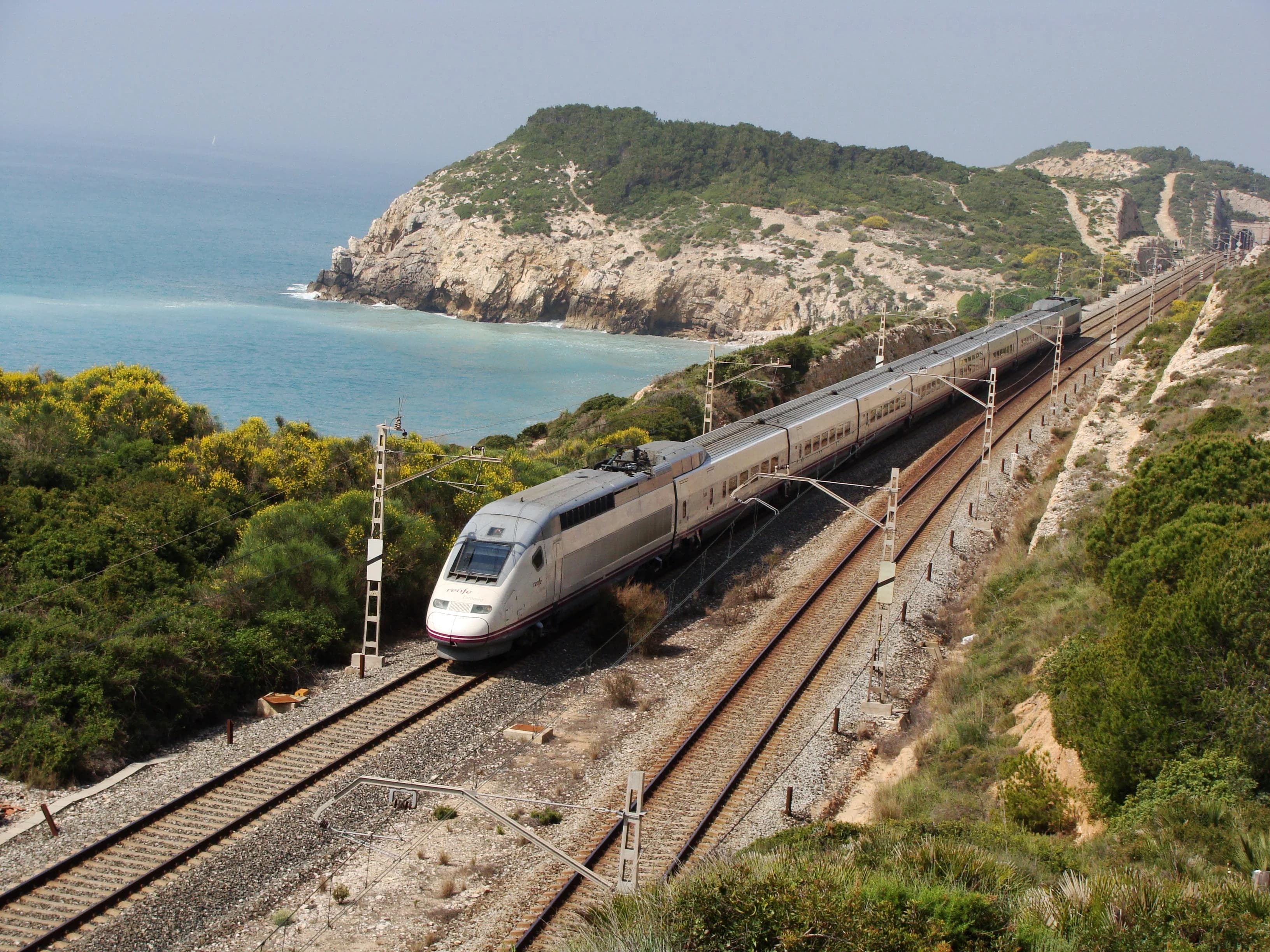 Поезд Euromed Renfe S-130 на участке Барселона–Валенсия в районе Vilanova i la Geltrú, Каталония