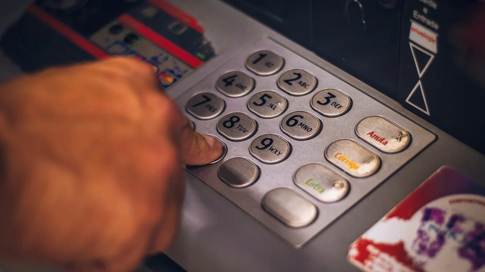 Клавиатура испанского банкомата с цифрами PIN-кода крупным планом — символическое изображение для гайда по банковским счетам в Испании