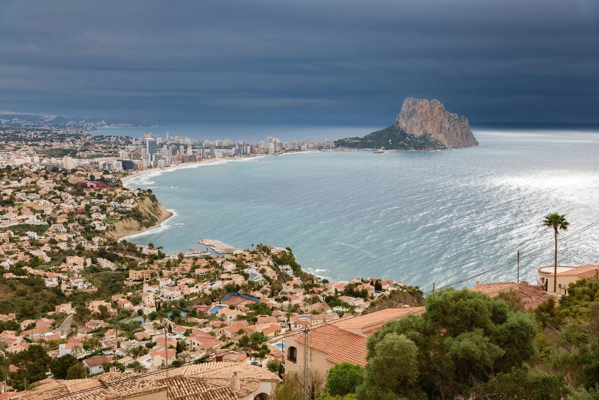 Панорама города Кальпе с Penyal d’Ifac на побережье Costa Blanca, Сообщество Валенсия