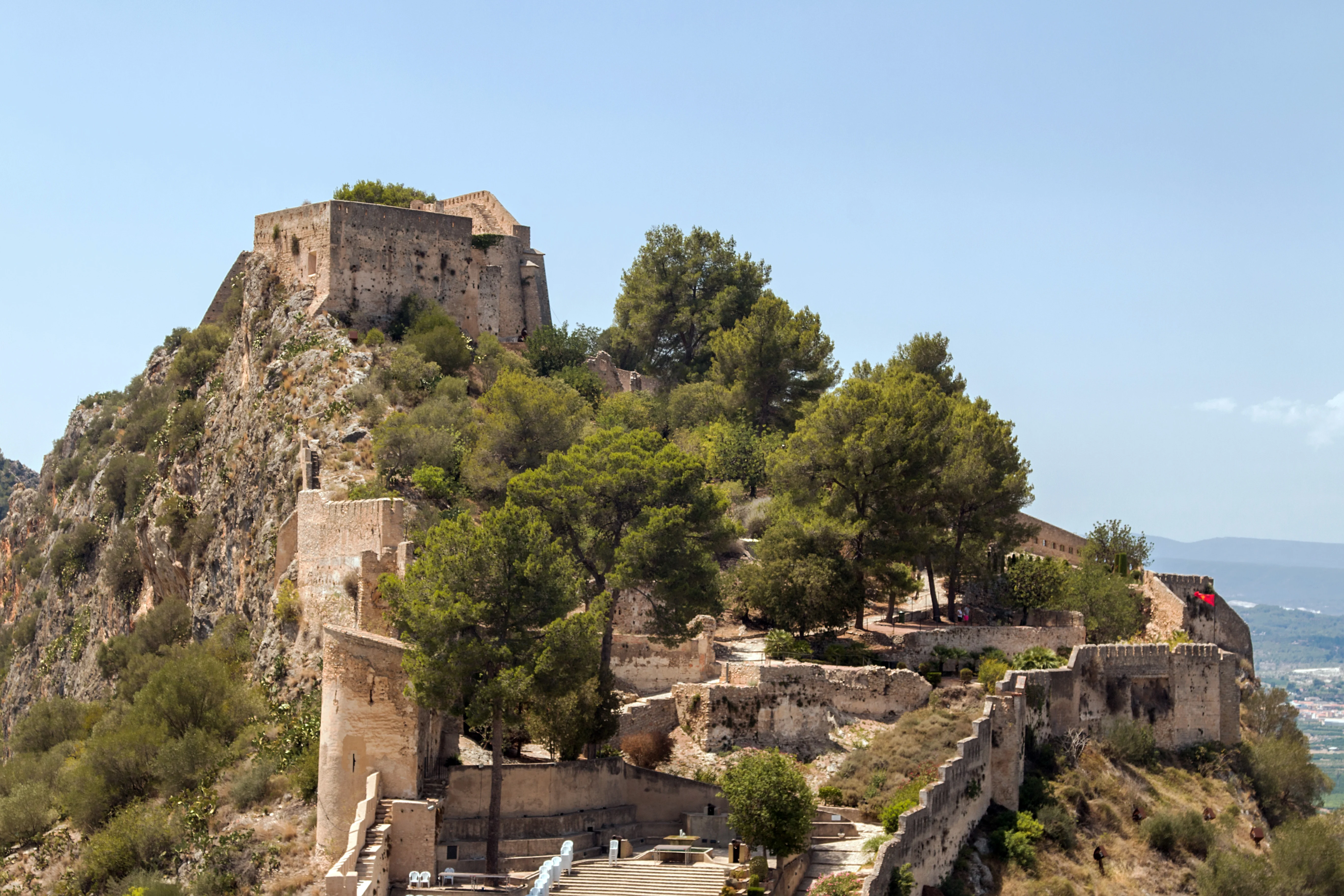 Башни Castell Major на скале — средневековая крепость Хативы вблизи входа
