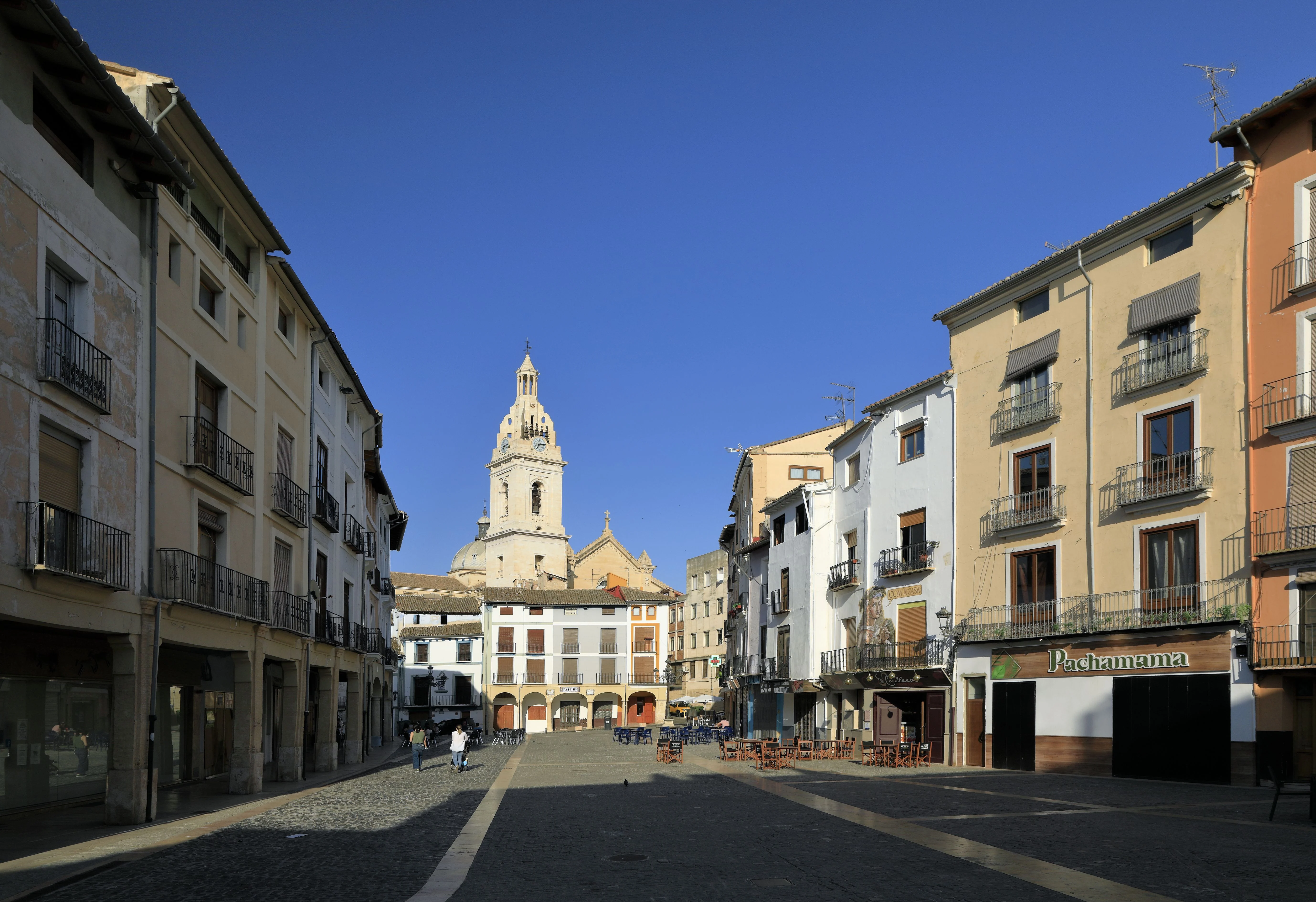 Plaça del Mercat в Хативе с башней колегиаты Santa María на фоне