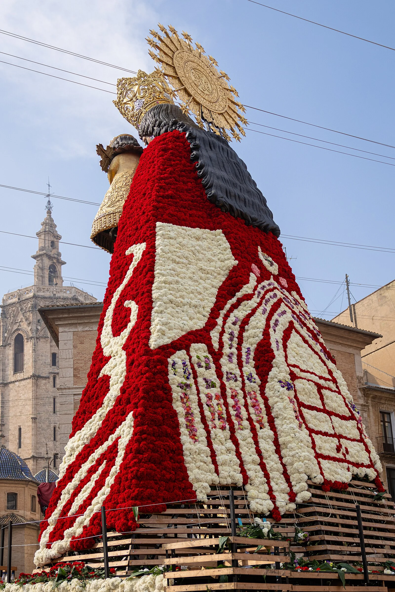 Цветочный манто Богоматери Обездоленных на Plaza de la Virgen во время Ofrenda