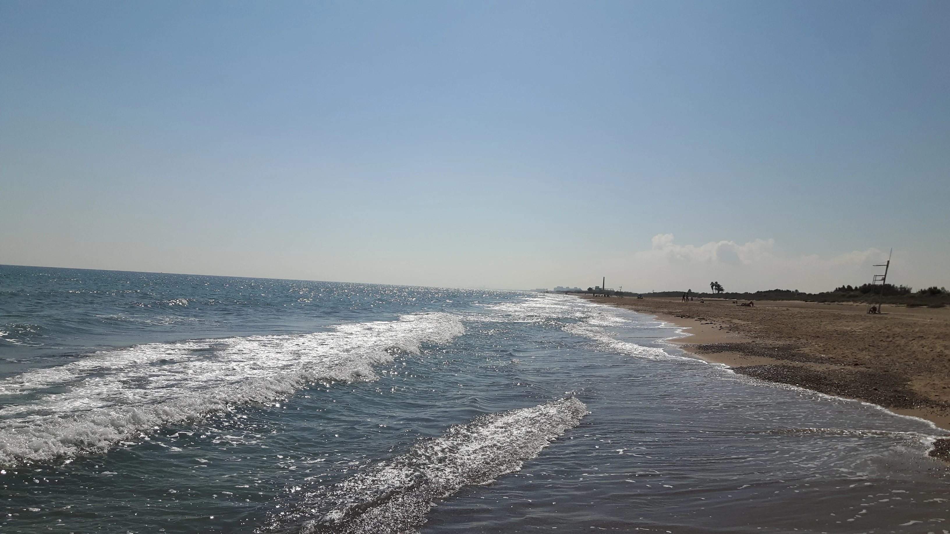Пляж Pinedo в Валенсии: широкая полоса песка, спокойное море и пустынный берег в утреннее время