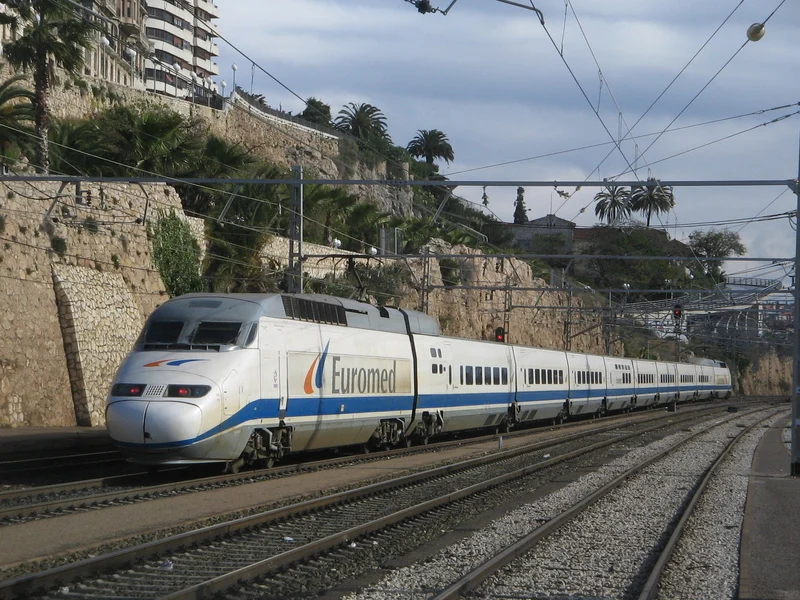 Euromed прибывает на станцию Tarragona — промежуточная остановка маршрута Валенсия–Барселона